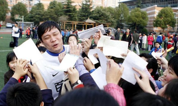 宝利配资 大连名宿队为何范志毅领衔？马莱莱不装了！可放弃卡扎+4号换B2B